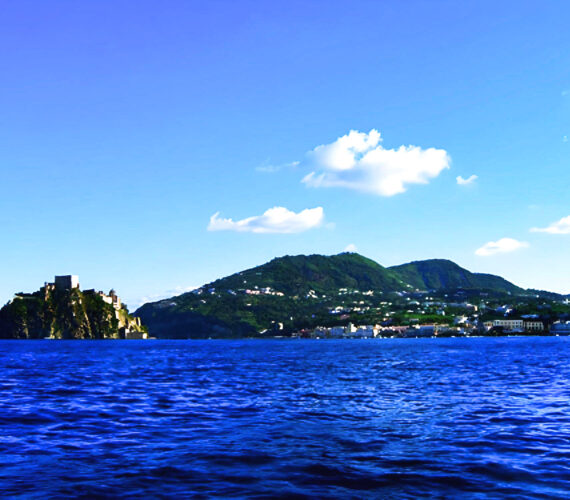 L’isola vista dal mare L’isola vista dal mare